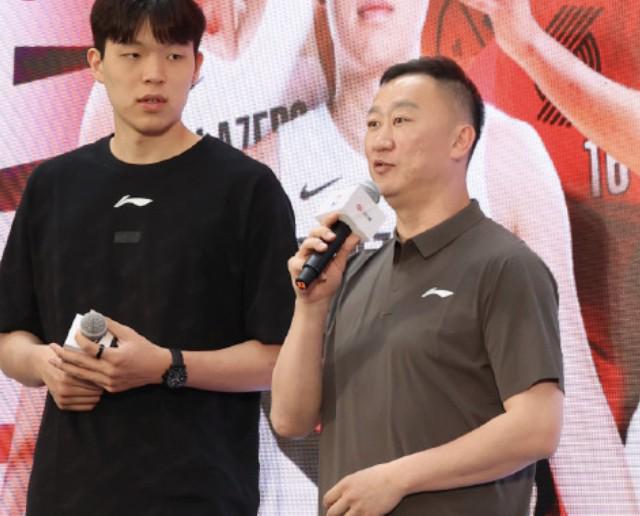 布伦森独扛45分!尼克斯时隔53年再捧NBA总冠军奖杯